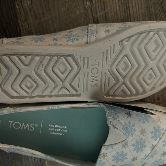 NWT- TOMS alpargata white microsuede slip on loafers w/blue & silver snowflakes - Picture 7 of 8